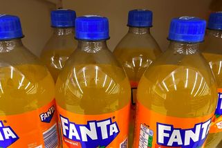 Štvou vás přidělaná víčka na PETkách? Na sociálních sítích se šíří jednoduchý trik, který to vyřeší - Médium.cz